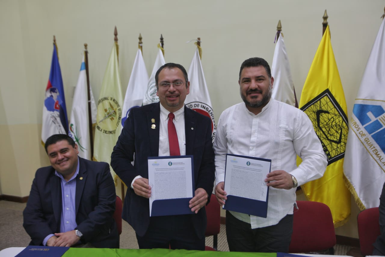 El ministro de Ambiente Alfonso Alonzo muestra el convenio que se avaló con el Colegio de Ingenieros Agrónomos de Guatemala. (Foto Prensa Libre: Cortesía) 