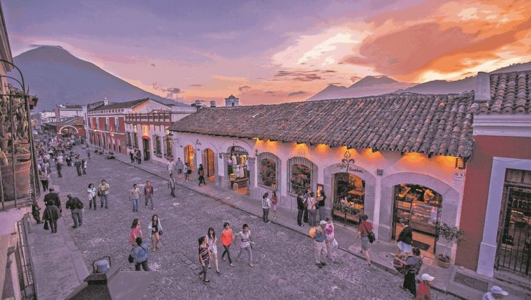 Antigua Guatemala y los volcanes cercanos son de los atractivos turísticos más conocidos en el extranjero. (Foto, Prensa Libre: Hemeroteca PL).