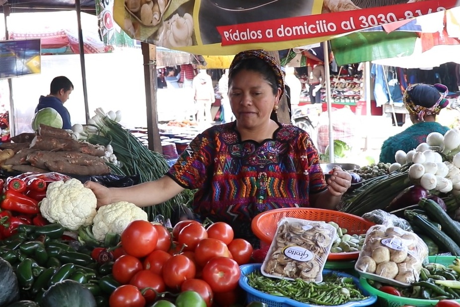 Comerciantes se esfuerzan por ofrecer variedad de vegetales a sus clientes. (Foto Prensa Libre: María Longo) 