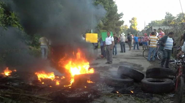 En algunos bloqueos los manifestantes queman llantas para evitar que automovilistas intentes pasar. (Foto Prensa Libre: Hemeroteca PL).

