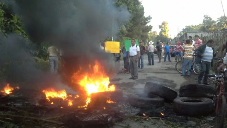 En algunos bloqueos los manifestantes queman llantas para evitar que automovilistas intentes pasar. (Foto Prensa Libre: Hemeroteca PL).

