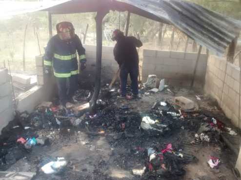 Bomberos Municipales Departamentales sofocan incendio en vivienda de Sanarate, El Progreso. (Foto Prensa Libre: Cortesía)