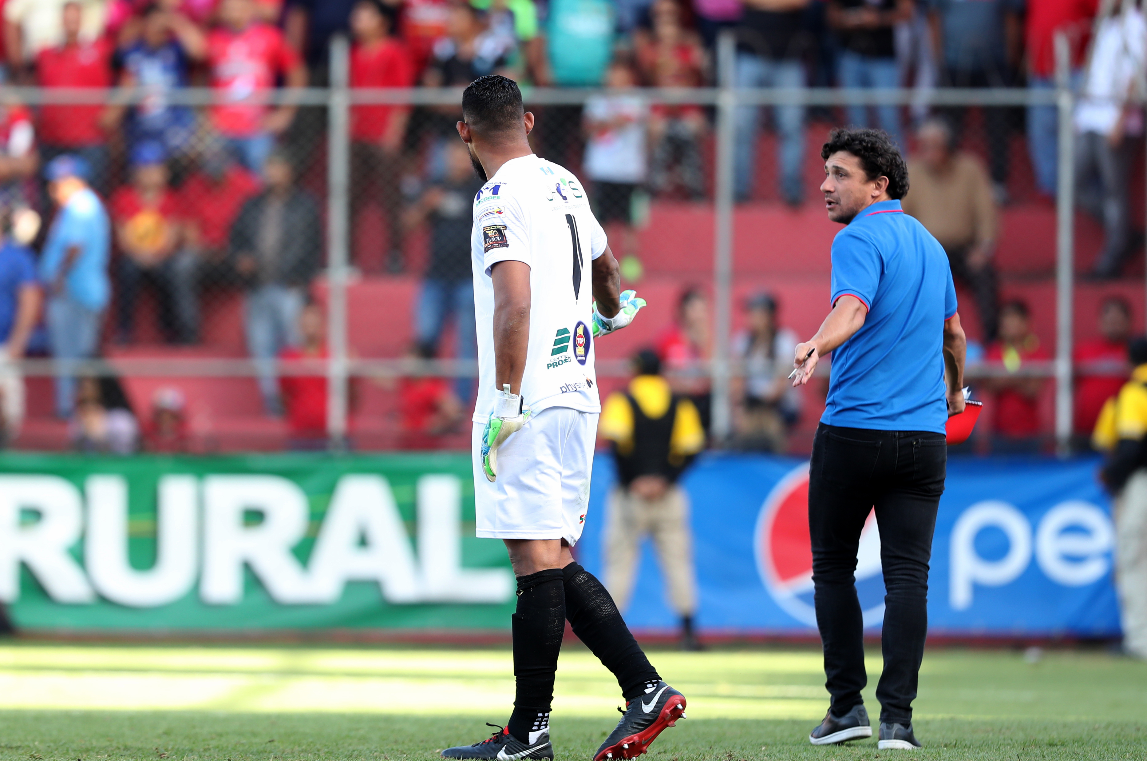 Sebastián Bini (Azul) fue expulsado en el juego contra Guastatoya. (Foto Prensa Libre: Francisco Sáncez)