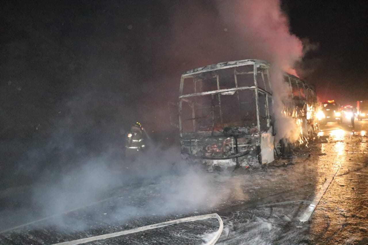 Socorristas trabajan en el kilómetro 48 de la autopista Palín-Escuintla, donde un bus pulman se incendió. (Foto Prensa Libre: Hillary Paredes)
