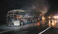 El bus de los Transportes Galgos fue consumido por las llamas, en el kilómetro 48 de la autopista Palín-Escuintla. (Foto Prensa Libre: Hilary Paredes)
