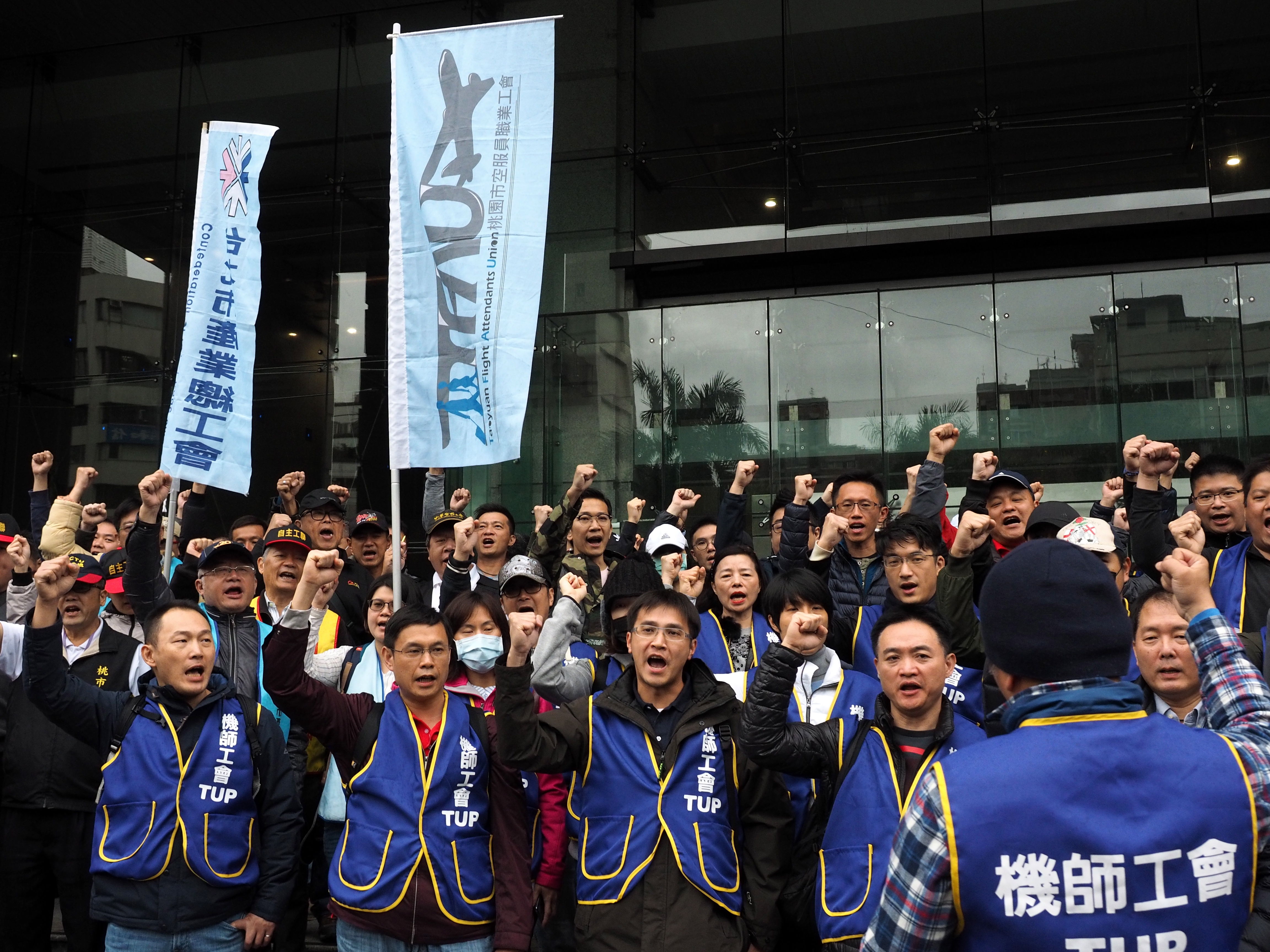 TWN06. Taipei (Taiwan), 09/02/2019.- Striking pilots protest outside the Transport Ministry in Taipei, Taiwan, 09 February 2019 as pilots of Taiwan's Hina Airlines (CAL) and CAL officials hold talks at the ministry over pilots' strike. CAL pilots went on strike on 09 February for the second day to demand better pay and working conditions, cauding the cancellation of nearly 20 flights. (Protestas) EFE/EPA/DAVID CHANG