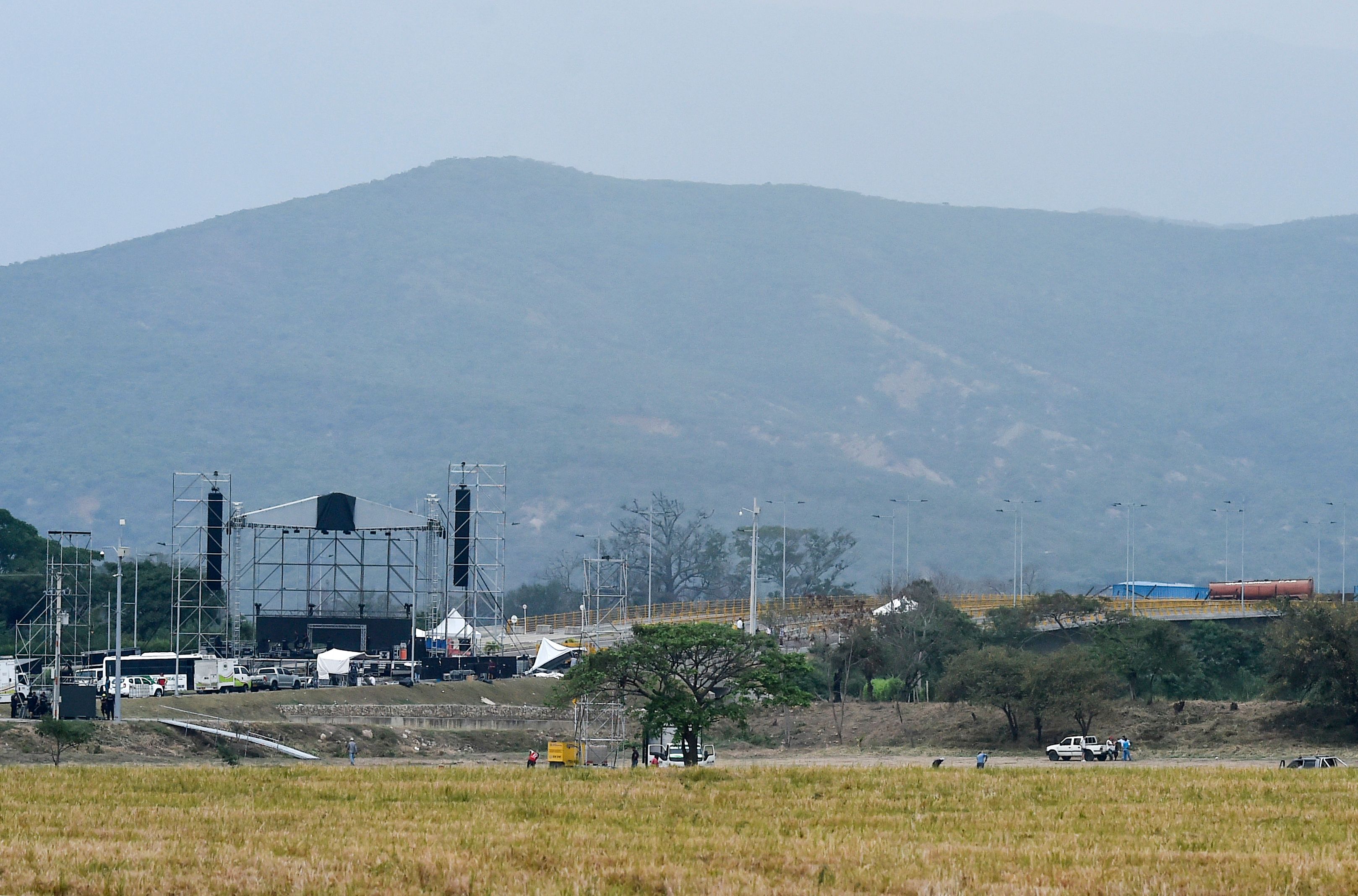 El puente binacional Tienditas será testigo este sábado de dos conciertos en plena tensión; del lado colombiano, a favor de Guaidó, y del lado venezolano del lado de Maduro. (Foto Prensa Libre: AFP)