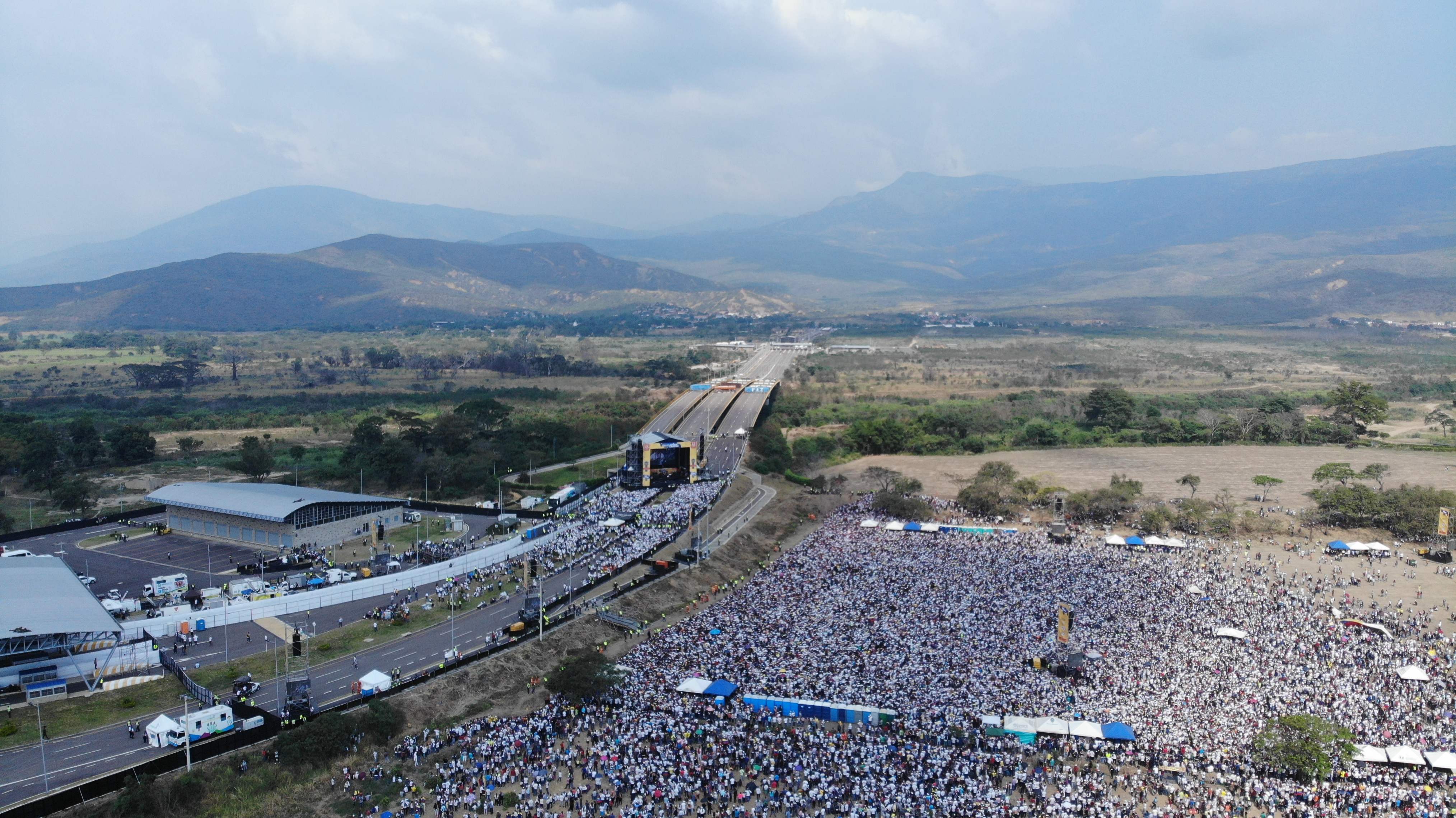 Vista aérea del concierto del lado colombiano; al fondo, puede observarse la tarima del concierto organizado por el chavismo. (Foto Prensa Libre: AFP)