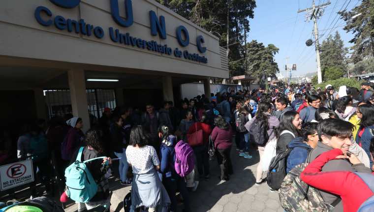 Cientos de estudiantes del Centro Universitario de Occidente (Cunoc), no lograron ingresar al campus debido a que encapuchados tomaron los módulos. (Foto Prensa Libre: Mynor Toc)