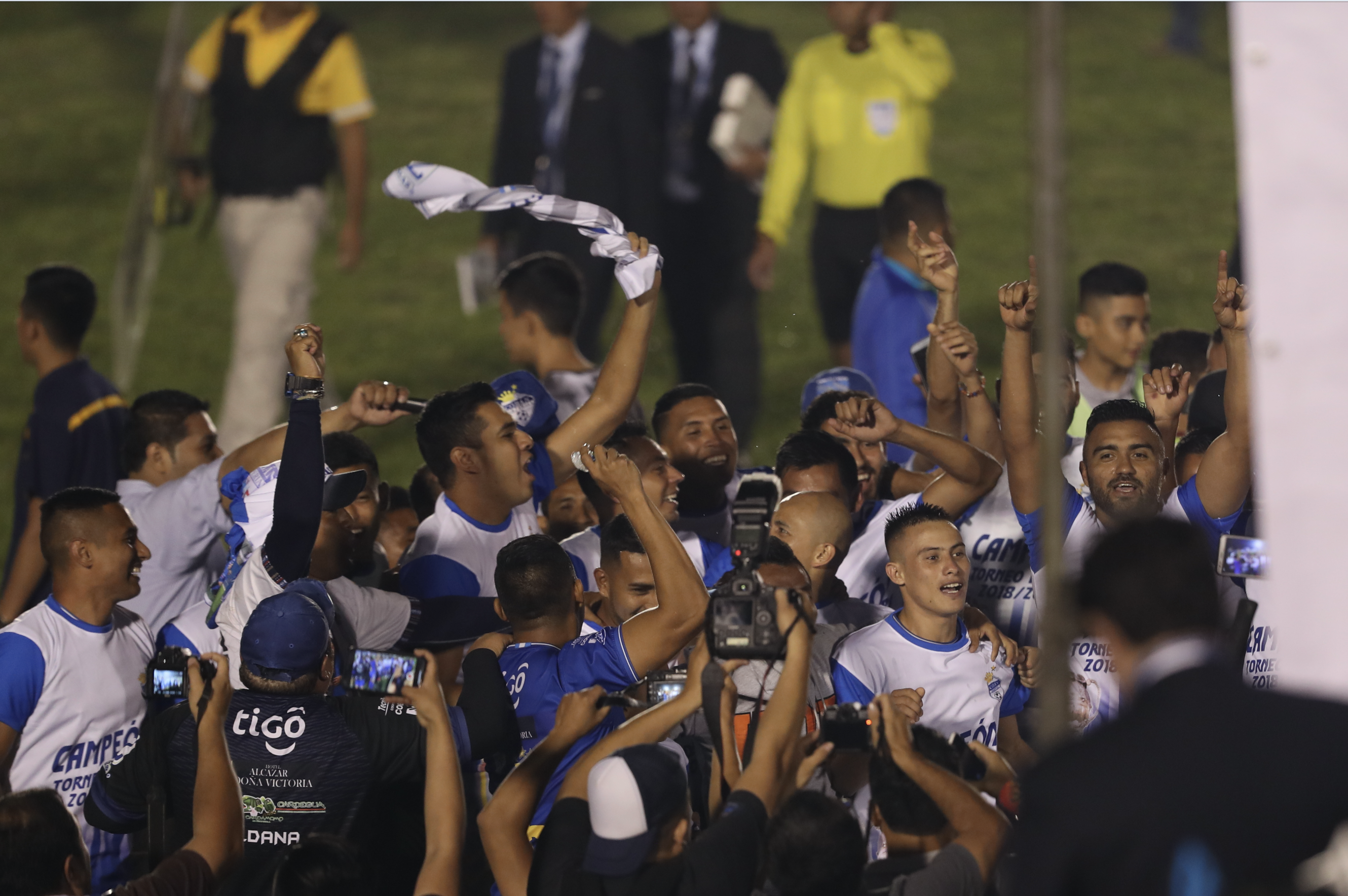 Los jugadores de Cobán Imperial celebran el título del Torneo de Copa. (Foto Prensa Libre: Francisco Sánchez)