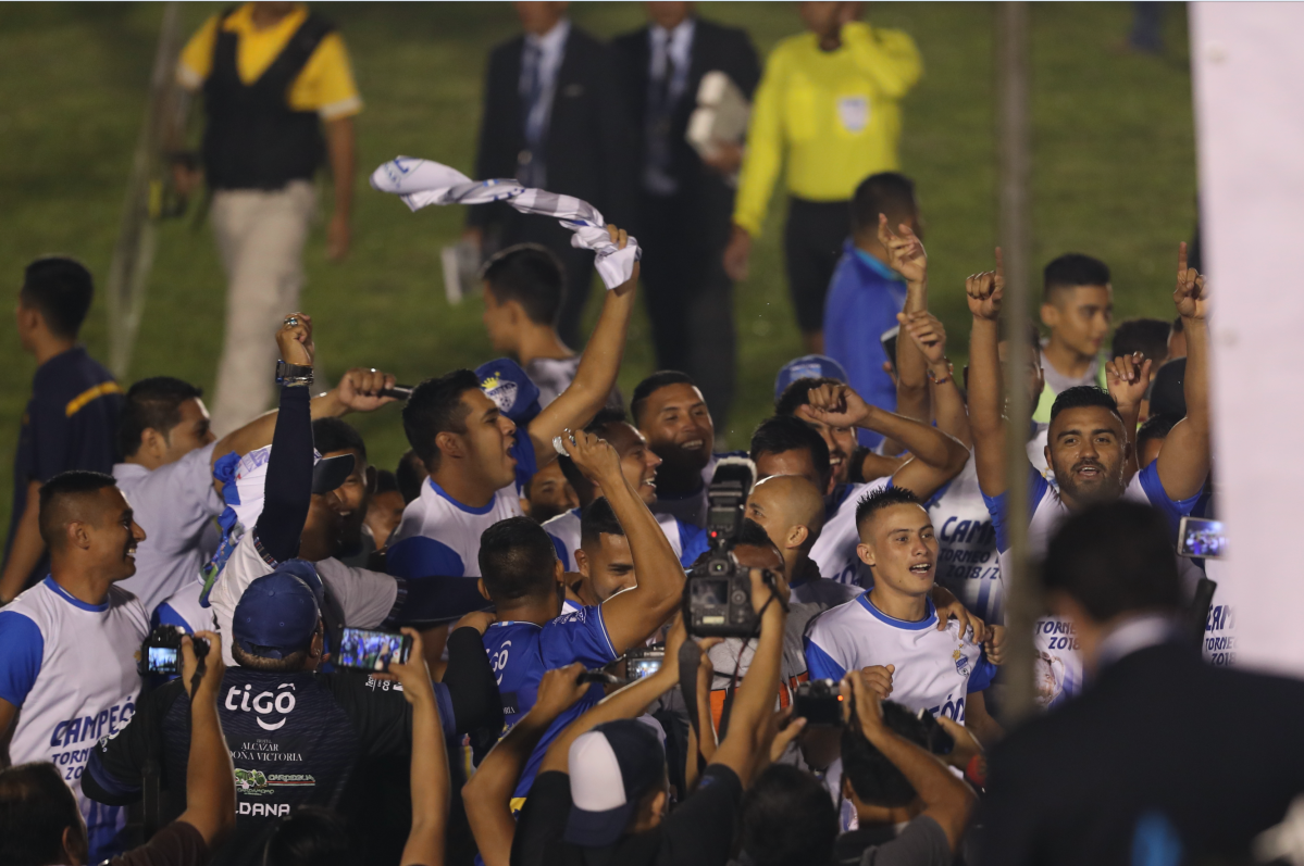 Con goles de Guerra y Tinoco Cobán Imperial hace historia al ganar su primer título de Copa