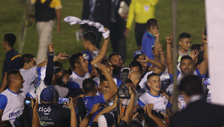 Los jugadores de Cobán Imperial celebran el título del Torneo de Copa. (Foto Prensa Libre: Francisco Sánchez)