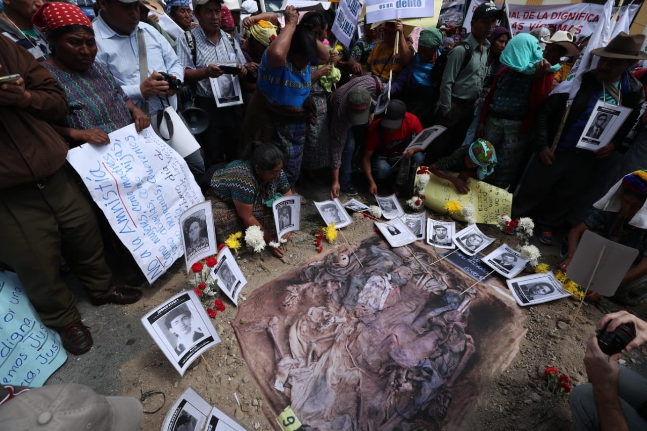 Víctimas del conflicto armado interno colocan fotografías frente al Congreso de sus familiares desaparecidos o  muertos durante el conflicto armado interno. (Foto Prensa Libre: Esbin García) 