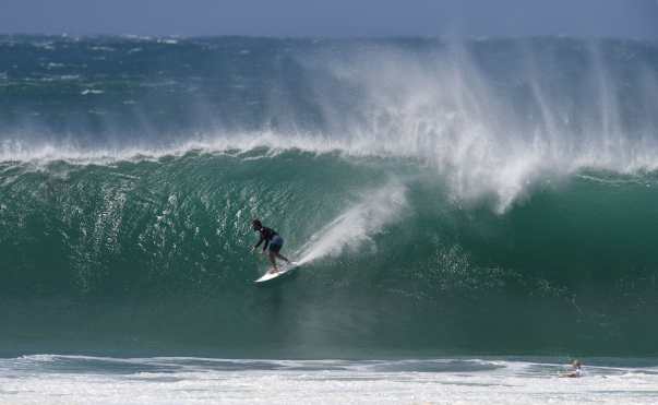 Un surfista es visto montando una ola en Kirra en Gold Coast, Queensland, Australia. EFE