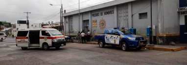 Bomberos y Policía Nacional Civil atendieron la emergencia en la cárcel de Jalapa. (Foto Prensa Libre: José Boya)