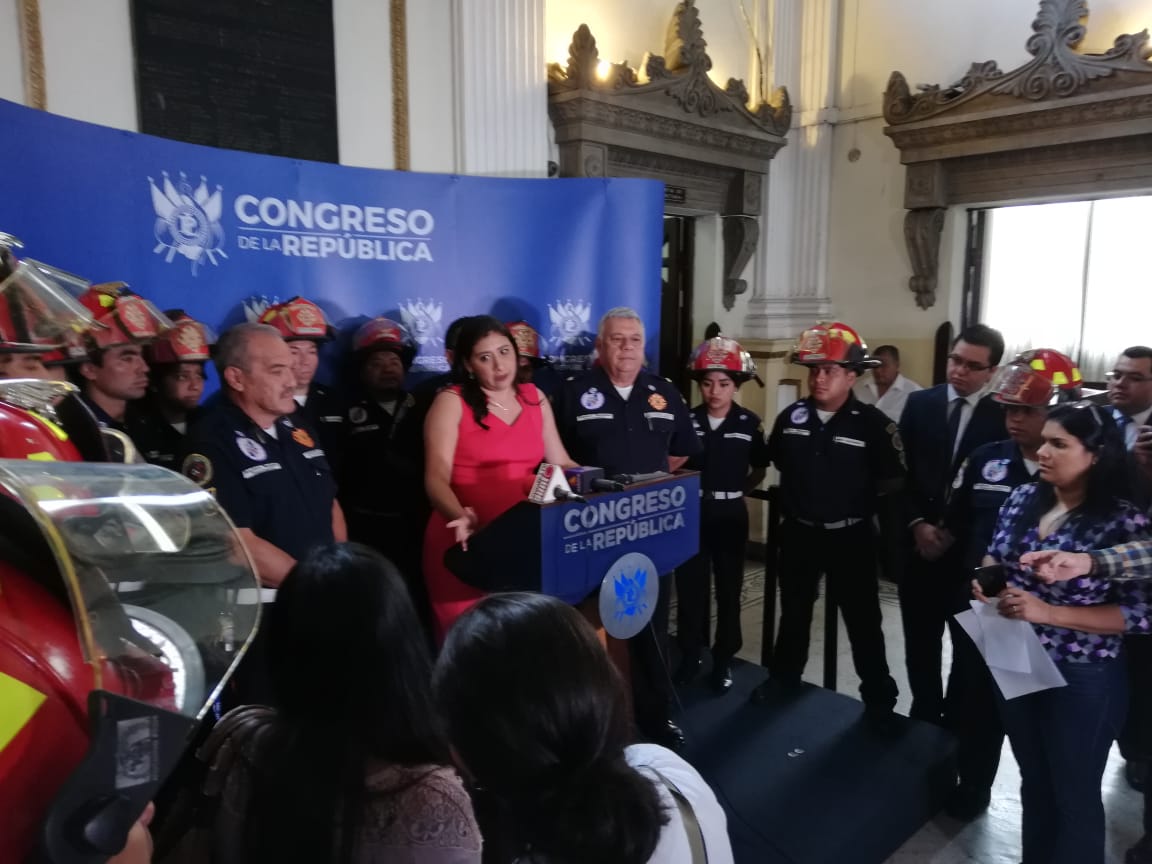 La diputada Eva Monte presenta una iniciativa de ley para favorecer a los Bomberos Municipales Departamentales. (Foto Prensa Libre: Carlos Álvarez)