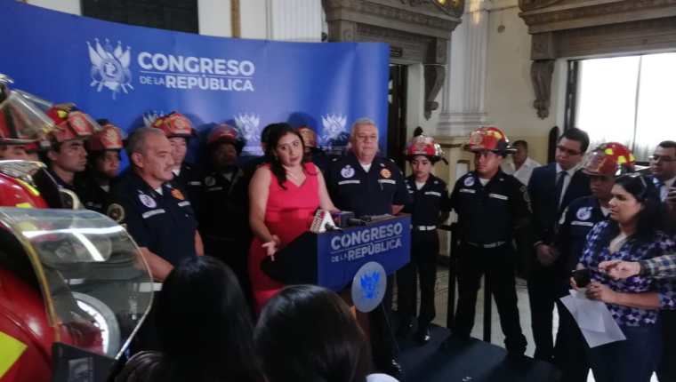 La diputada Eva Monte presenta una iniciativa de ley para favorecer a los Bomberos Municipales Departamentales. (Foto Prensa Libre: Carlos Álvarez)