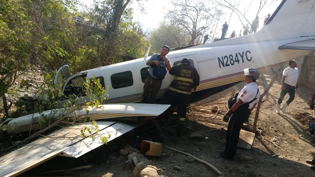 Bomberos Voluntarios acuden al lugar donde cayó avioneta. (Foto Prensa Libre: Cortesía)