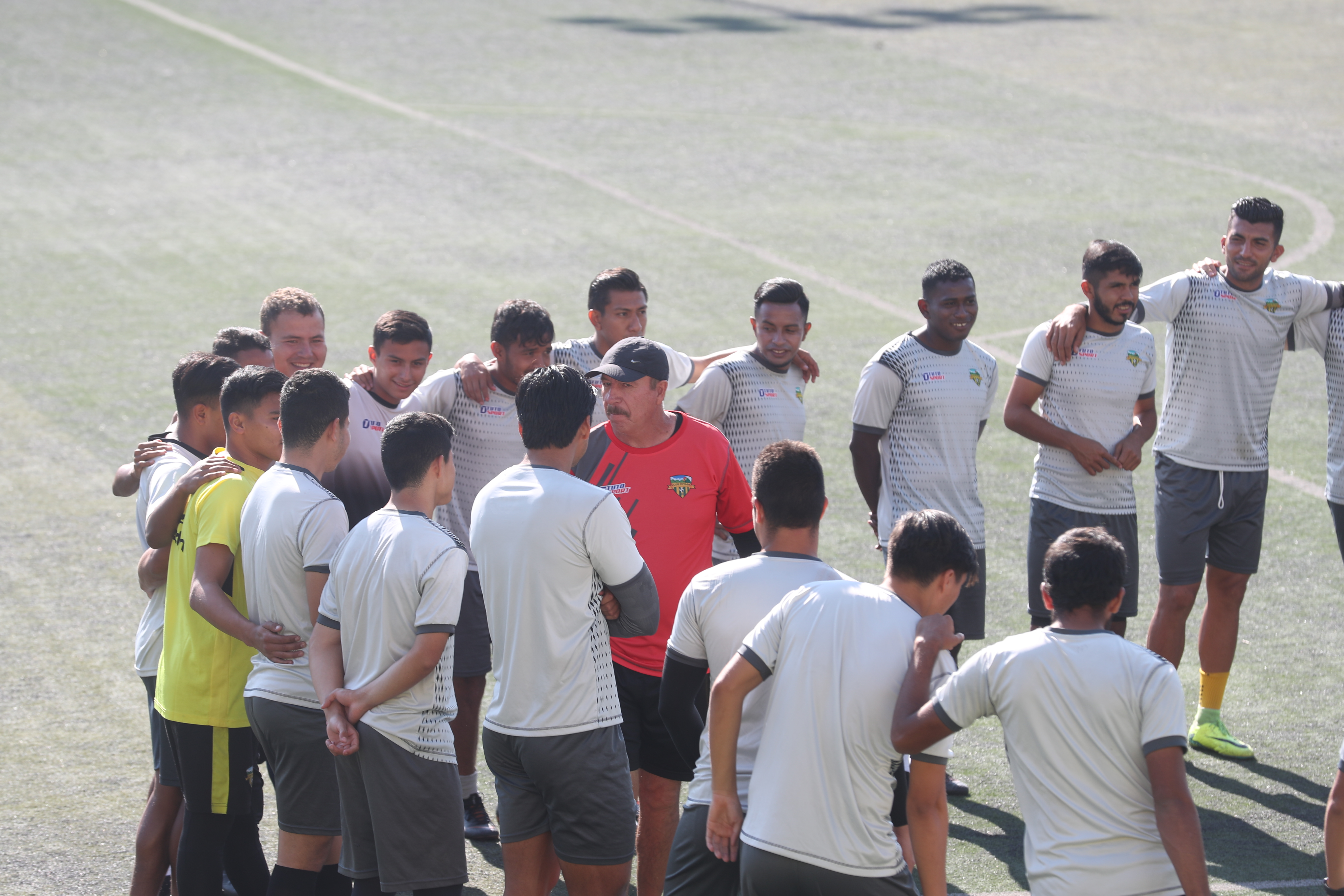 Los jugadores de Petapa, durante la práctica del jueves en el Julio Armando Cóbar. (Foto Prensa Libre: Edwin Fajardo)