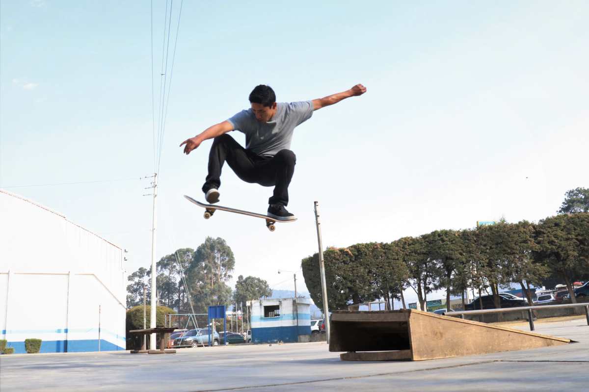 El skateboarding es un deporte de acción que consiste en montar y realizar trucos sobre una patineta, así como una actividad recreativa. Tendrá su primera participación olímpica en Tokio 2020. (Foto Prensa Libre: Raúl Juárez)