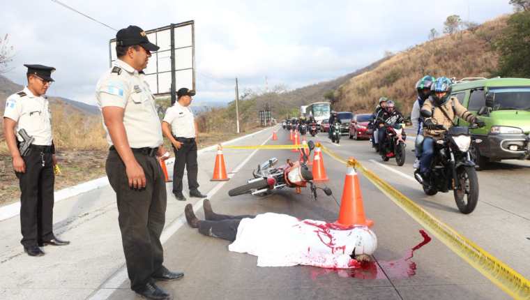 PNC  atrajo la atención los motoristas con esta inusual campaña. (Foto Prensa Libre: PNC)