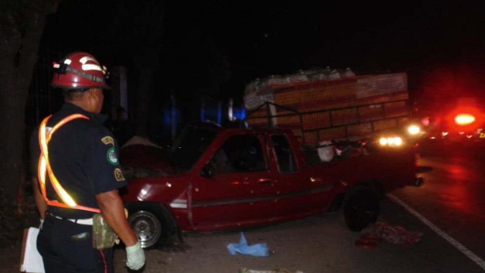 El picop donde se transportaban las víctimas quedó a la orilla de la carretera. (Foto Prensa Libre: CBMD).