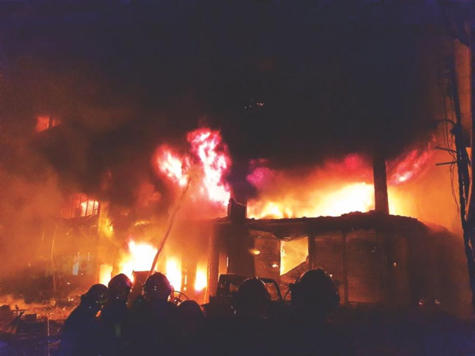 Socorristas tratan de extinguir las llamas en un edificio de Bangladés. (Foto Twitter/@bernamadotcom)

