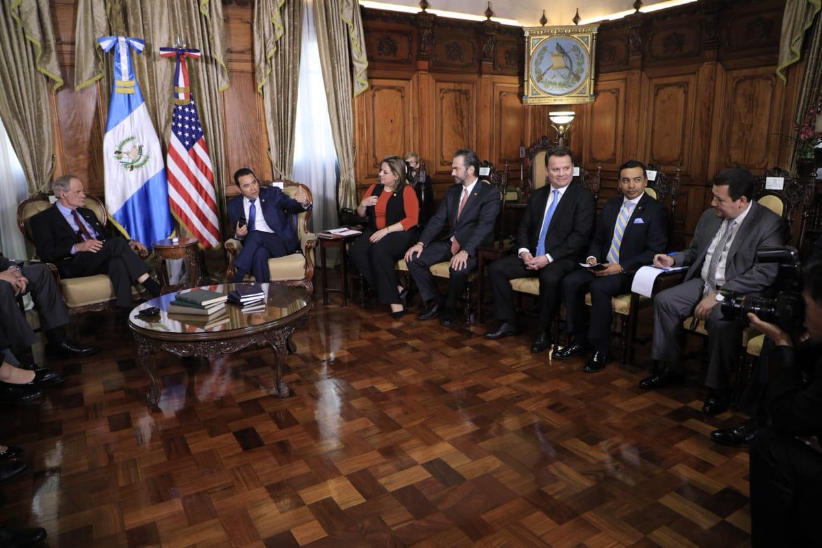 Jimmy Morales se reúne con senadores estadounidenses en el Palacio Nacional de la Cultura. (Foto Prensa Libre: Carlos Álvarez).