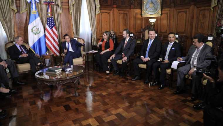 Jimmy Morales se reúne con senadores estadounidenses en el Palacio Nacional de la Cultura. (Foto Prensa Libre: Carlos Álvarez).