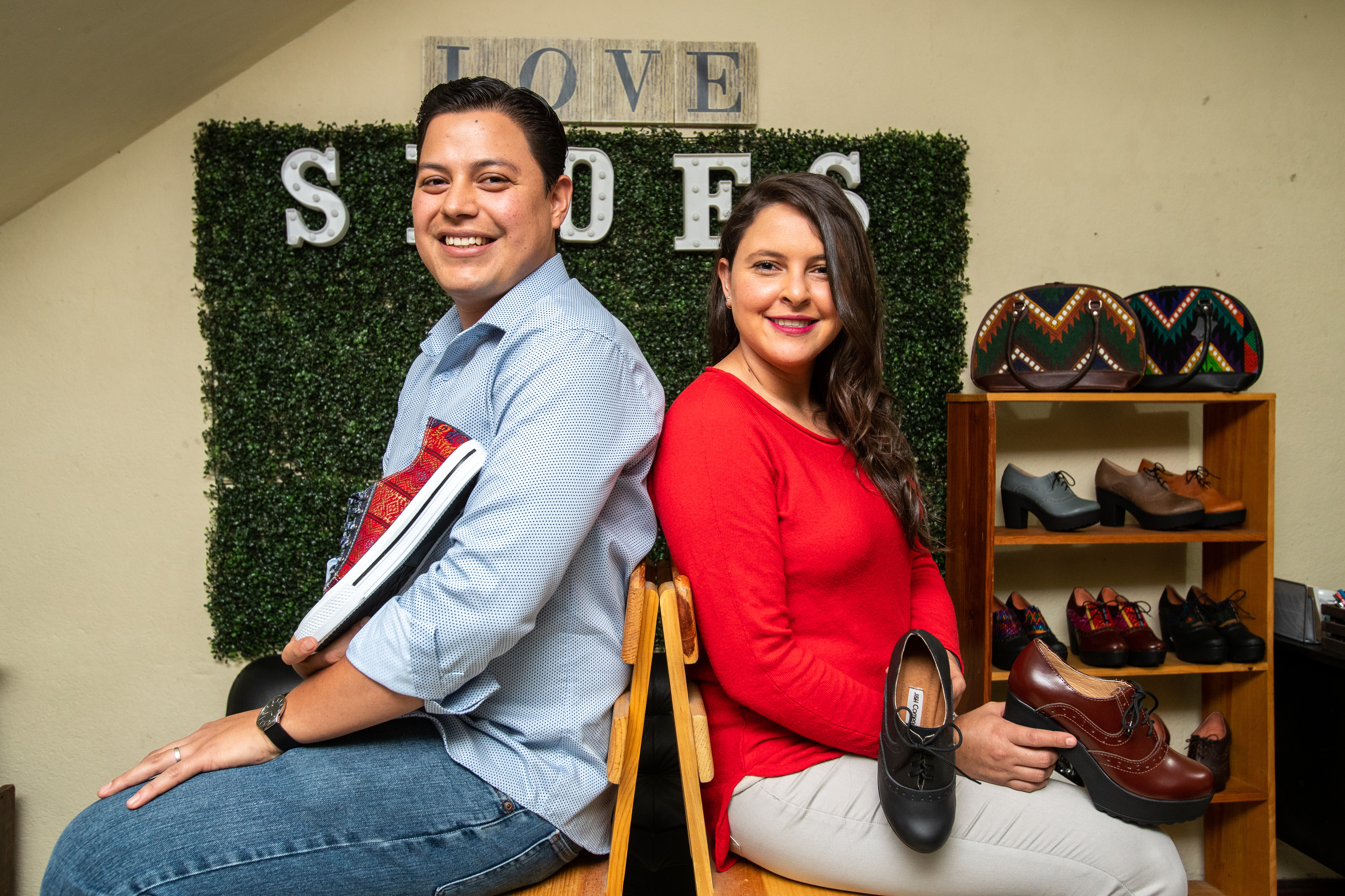 John Sosa y Helga Olivet de Sosa son los fundadores de GuateMaya Shoes una empresa que se dedica a la fabricación de todo tipo de calzado a la medida con detalles en tela alegórica guatemalteca, o bien diseños que responden a las últimas tendencias de la moda. (Foto Prensa Libre: Juan Diego González)