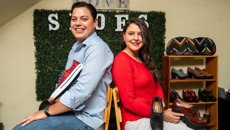 John Sosa y Helga Olivet de Sosa son los fundadores de GuateMaya Shoes una empresa que se dedica a la fabricación de todo tipo de calzado a la medida con detalles en tela alegórica guatemalteca, o bien diseños que responden a las últimas tendencias de la moda. (Foto Prensa Libre: Juan Diego González)