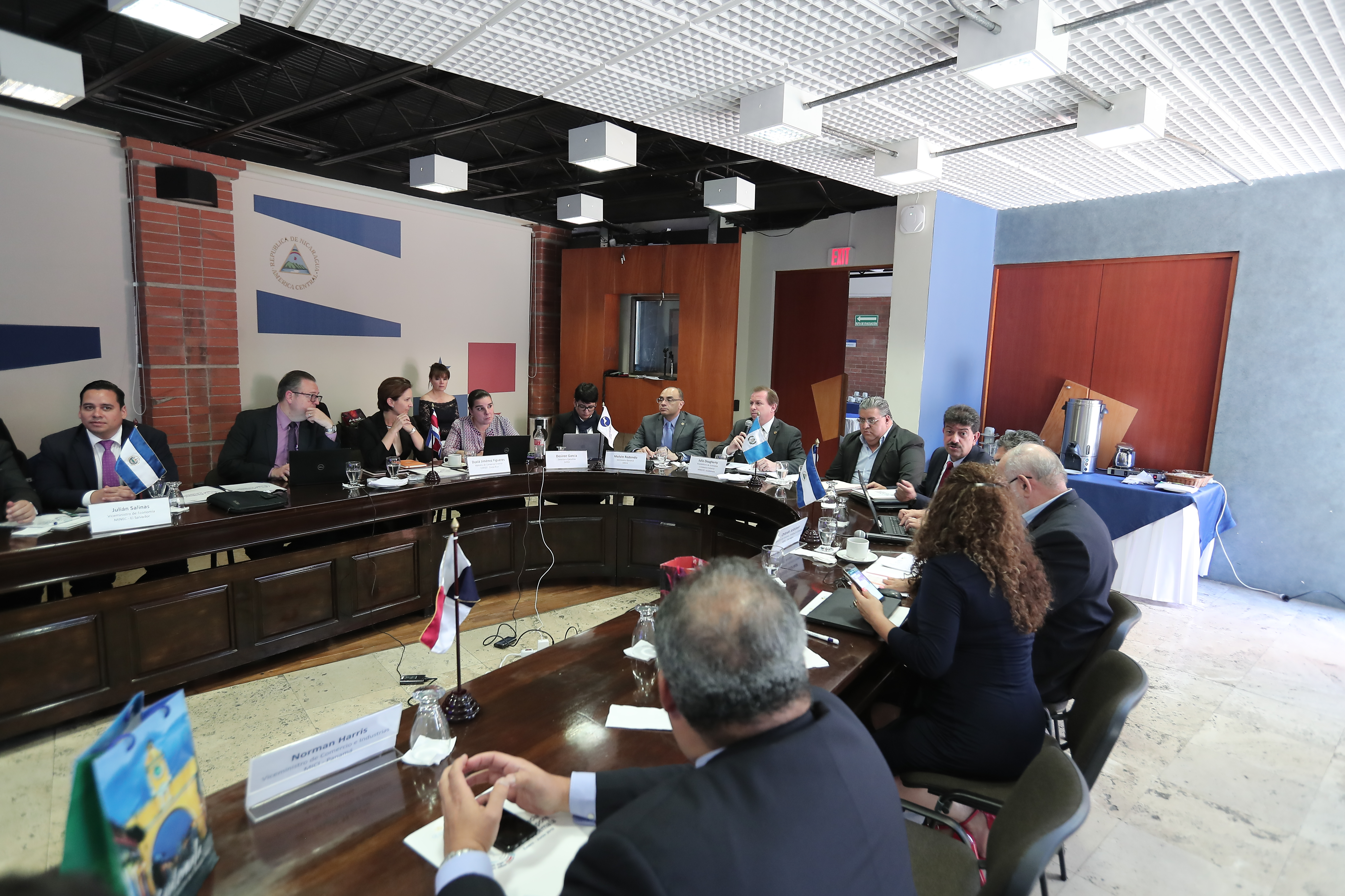 El Consejo de Ministros de la Integración Económica Centroamericana, definió la ruta para la negociación de un posible acuerdo comercial con el Reino Unido. La reunión se realizó en la sede de la Sieca este martes. (Foto Prensa Libre: Juan Diego González)  