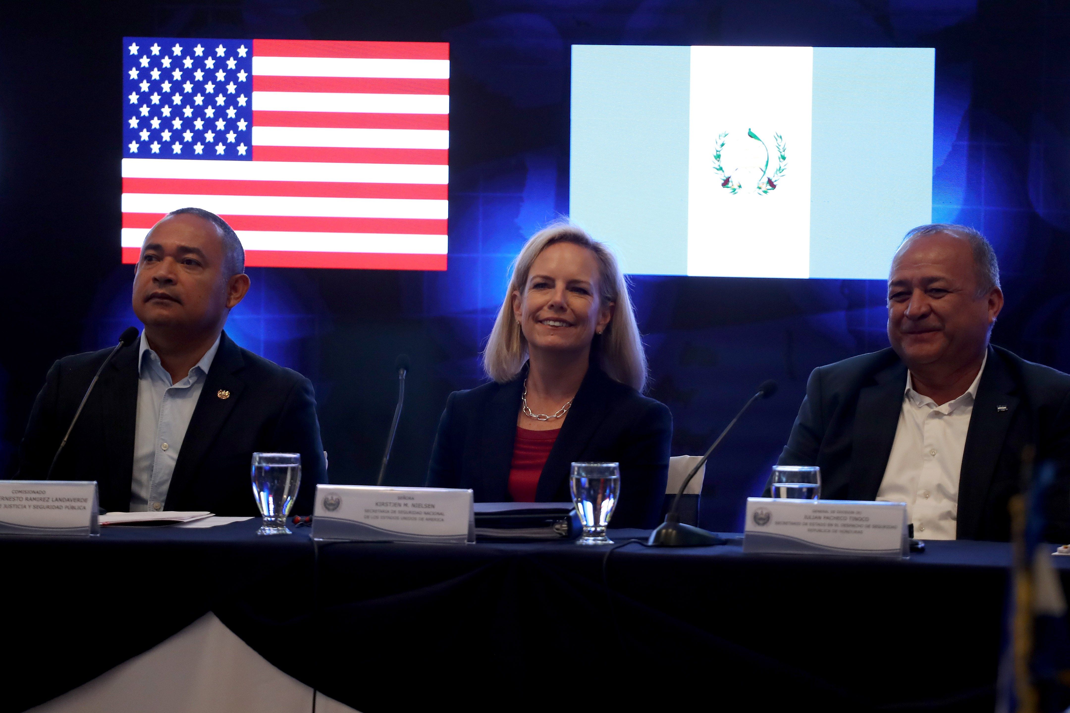 La secretaria de Seguridad Nacional de Estados Unidos, Kirstjen Nielsen (centro), durante el encuentro en  San Salvador. (Foto Prensa Libre: EFE)