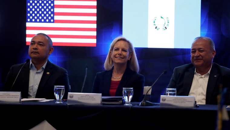 La secretaria de Seguridad Nacional de Estados Unidos, Kirstjen Nielsen (centro), durante el encuentro en  San Salvador. (Foto Prensa Libre: EFE)