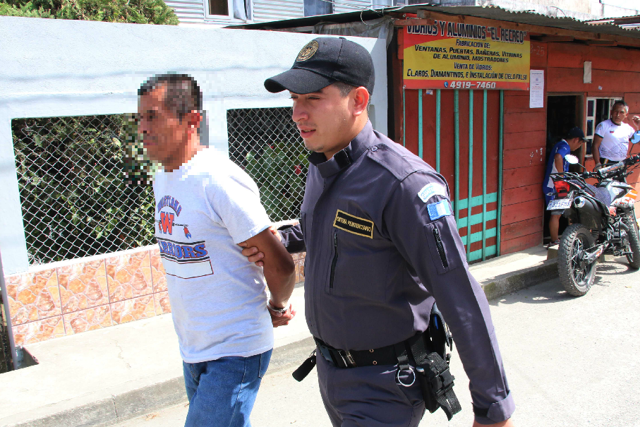 Mario Tut Ical es custodiado por un guardia. (Foto Prensa Libre: Eduardo Sam).