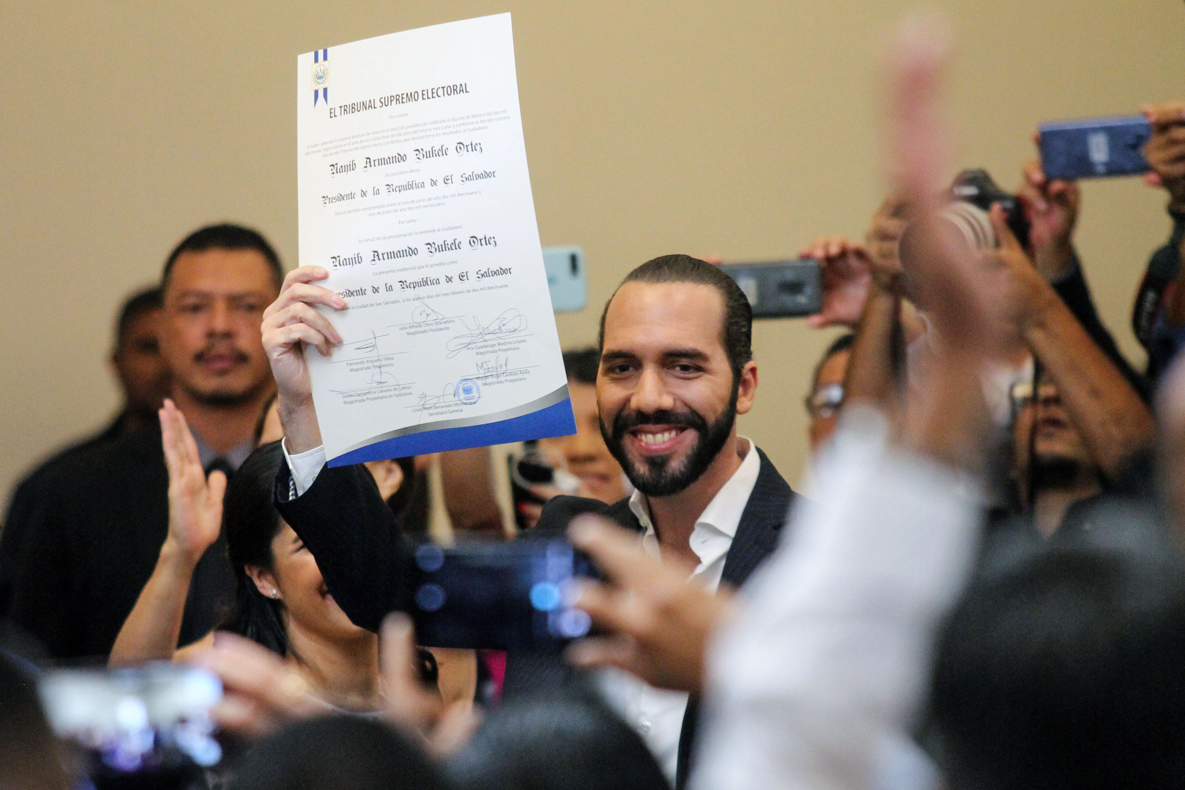 Nayib Bukele recibió el 15 de febrero su credencial como presidente electo de El Salvador para el período 2019-2024. La toma de posesión será el próximo 1 de junio. (Foto, Prensa Libre: AFP).