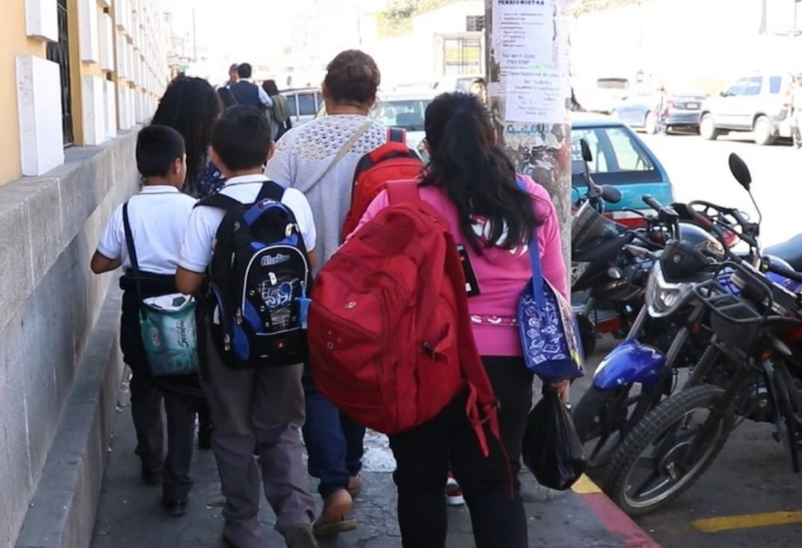 Los estudiantes de Xela retomarán su horario habitual, debido a que a los cambios en el clima. (Foto Prensa Libre: Mynor Toc). 