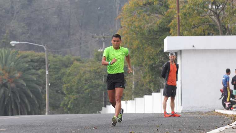 Érick Barrondo durante su entrenamiento en el Doroteo Guamuch Flores. (Foto Prensa Libre: Luis López)