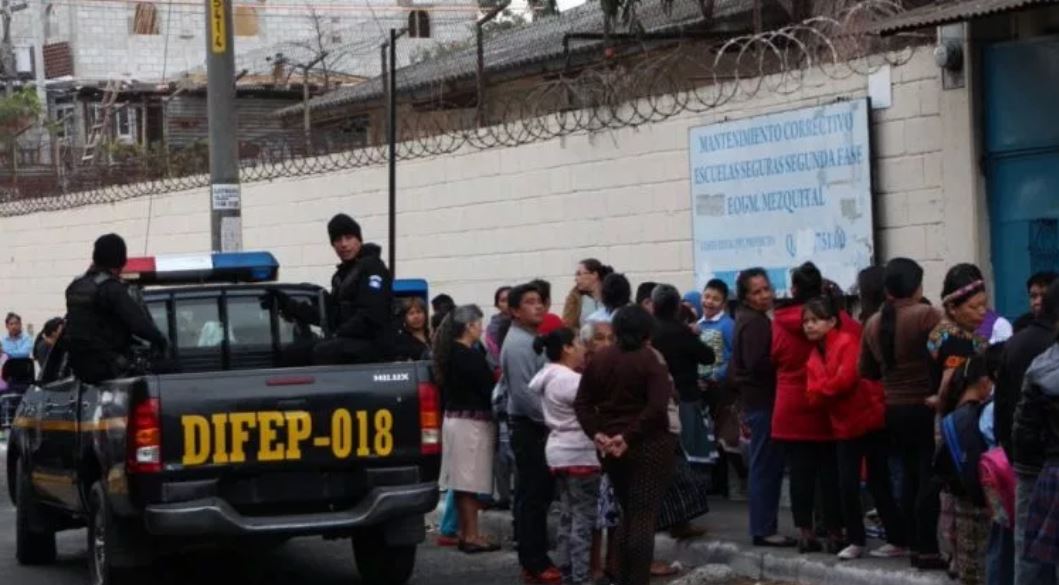 A través del Programa Escuelas Seguras, el ministerio de Educación espera frenar la violencia en los centros educativos. (Foto Prensa Libre: Hemeroteca PL)