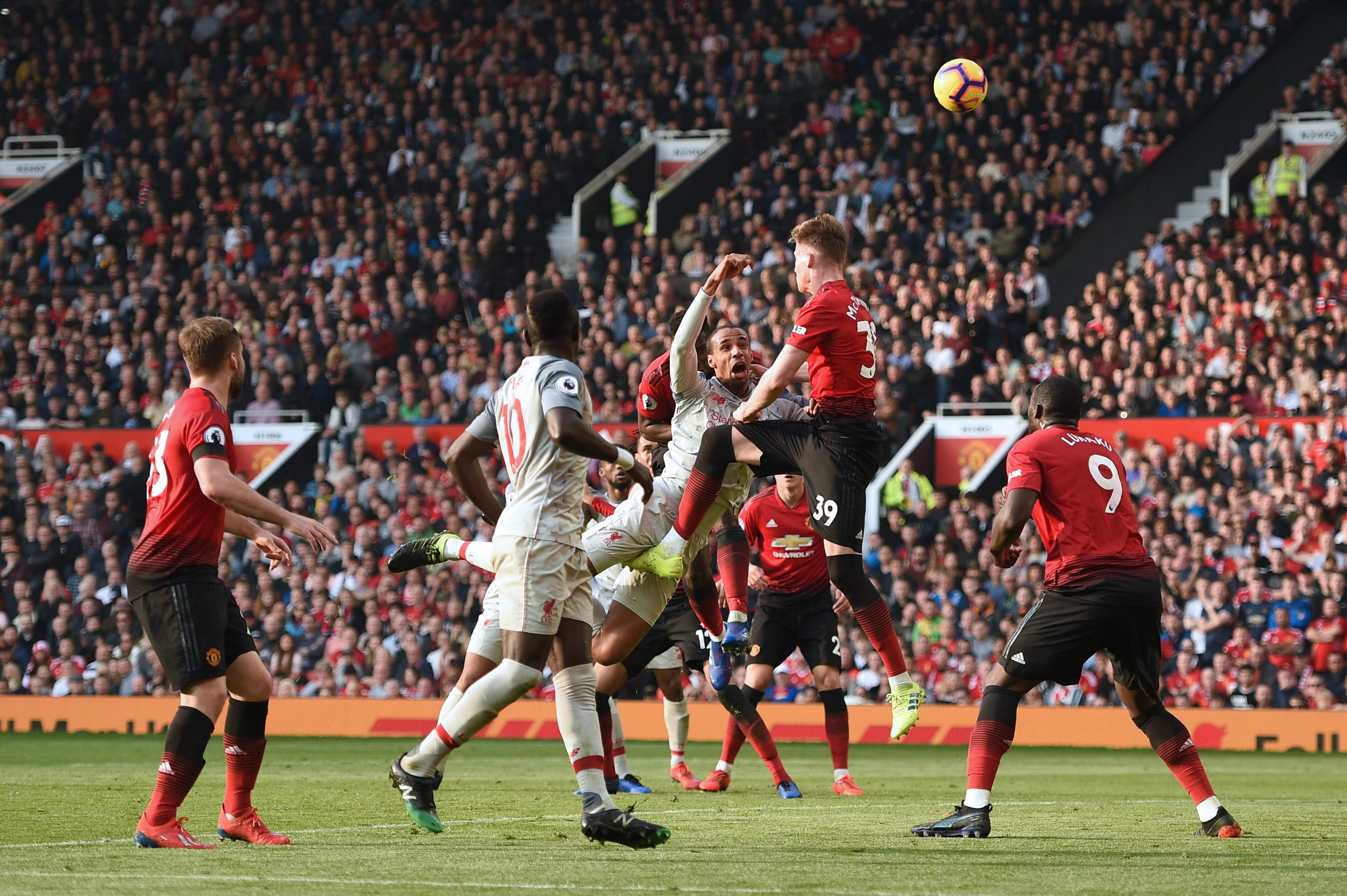 Acción durante el juego entre el Liverpool y Manchester United. (Foto Prensa Libre: AFP)