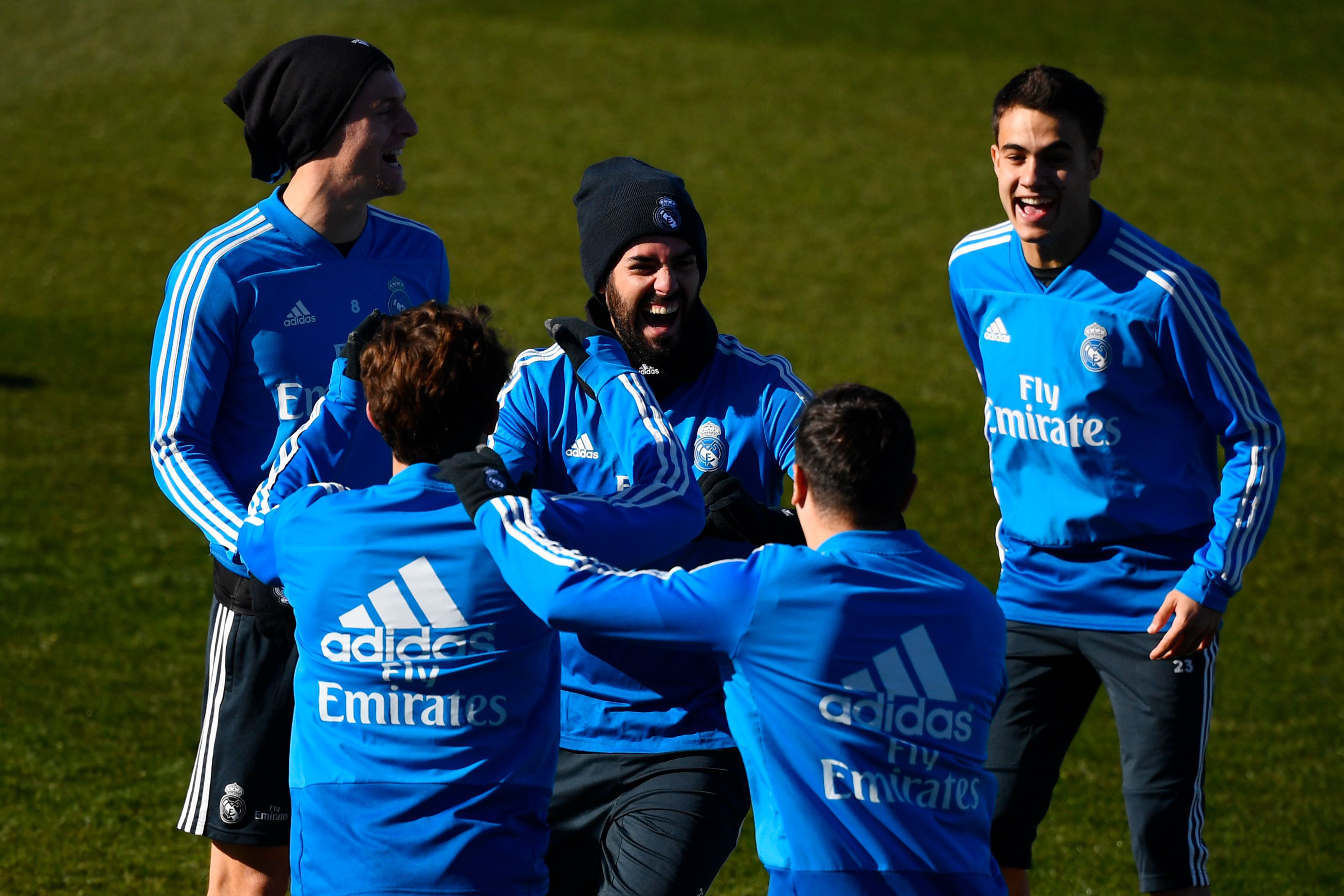 Isco Alarcón (centro), durante uno de los entrenamientos del Real Madrid. (Foto Prensa Libre: AFP)