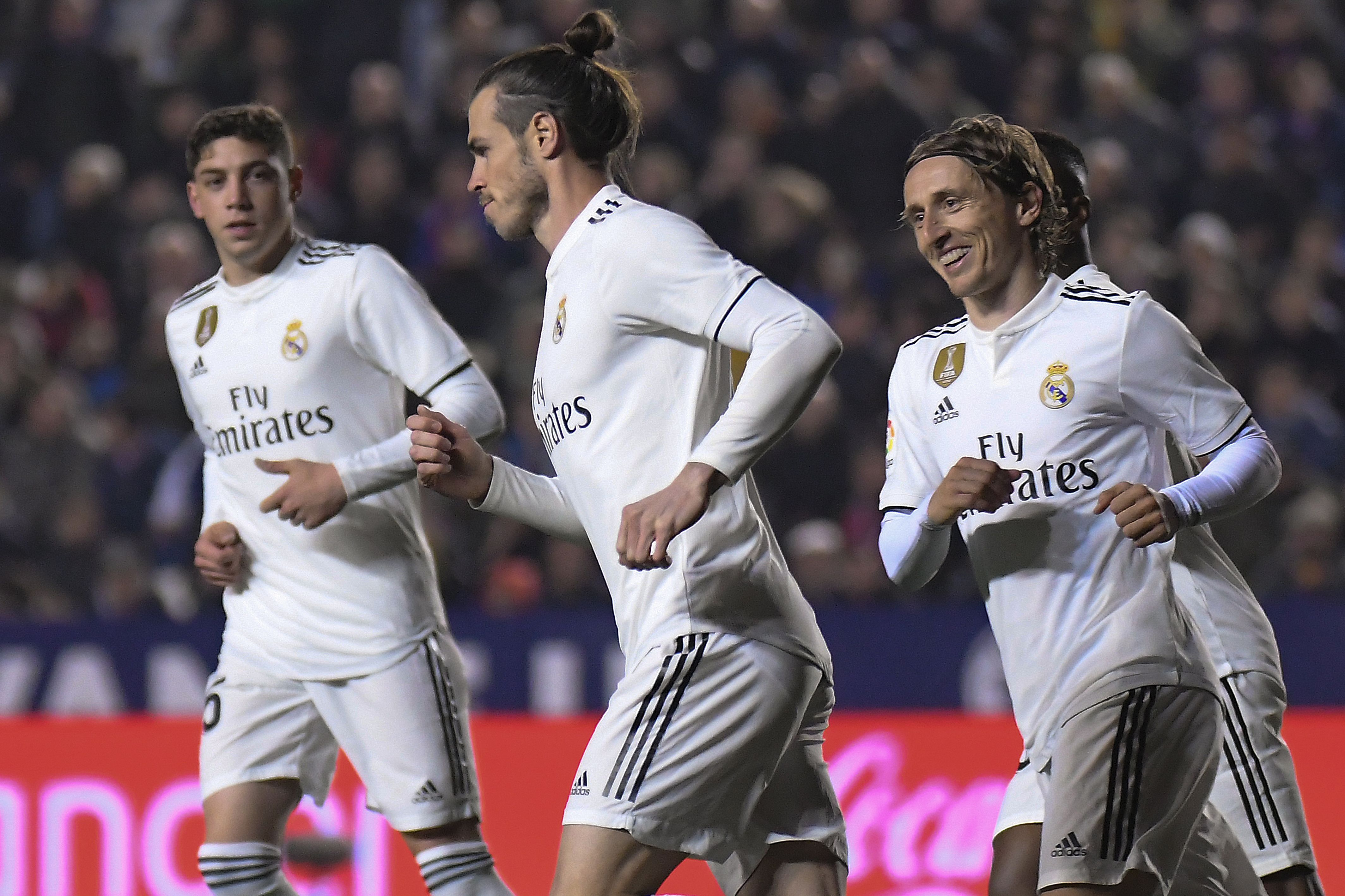 Gareth Bale (centro) festeja después de anotar el segundo gol del Real Madrid. (Foto Prensa Libre: AFP)