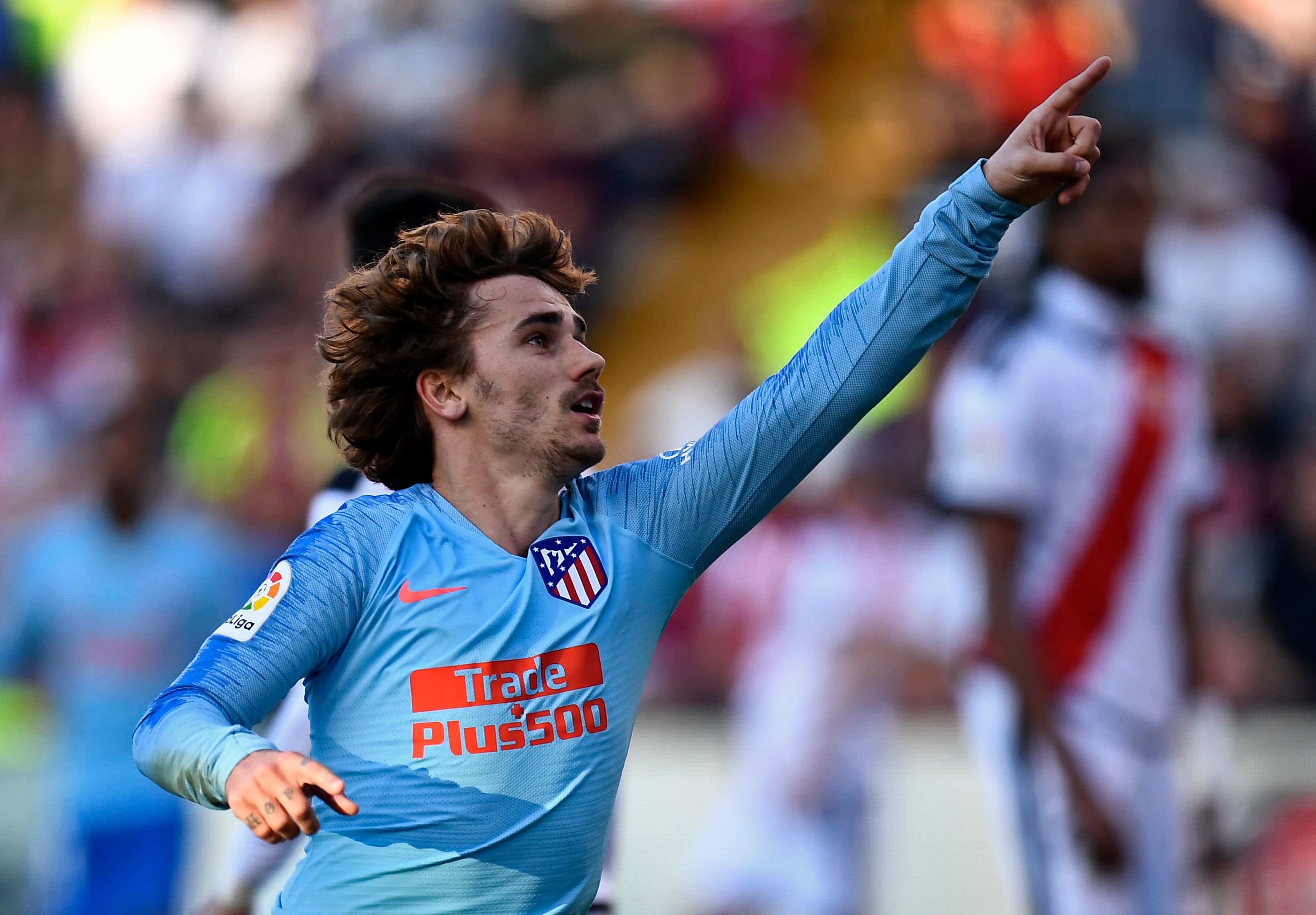 Antoine Griezmann festeja el gol del triunfo para el Atlético de Madrid. (Foto Prensa Libre: AFP)