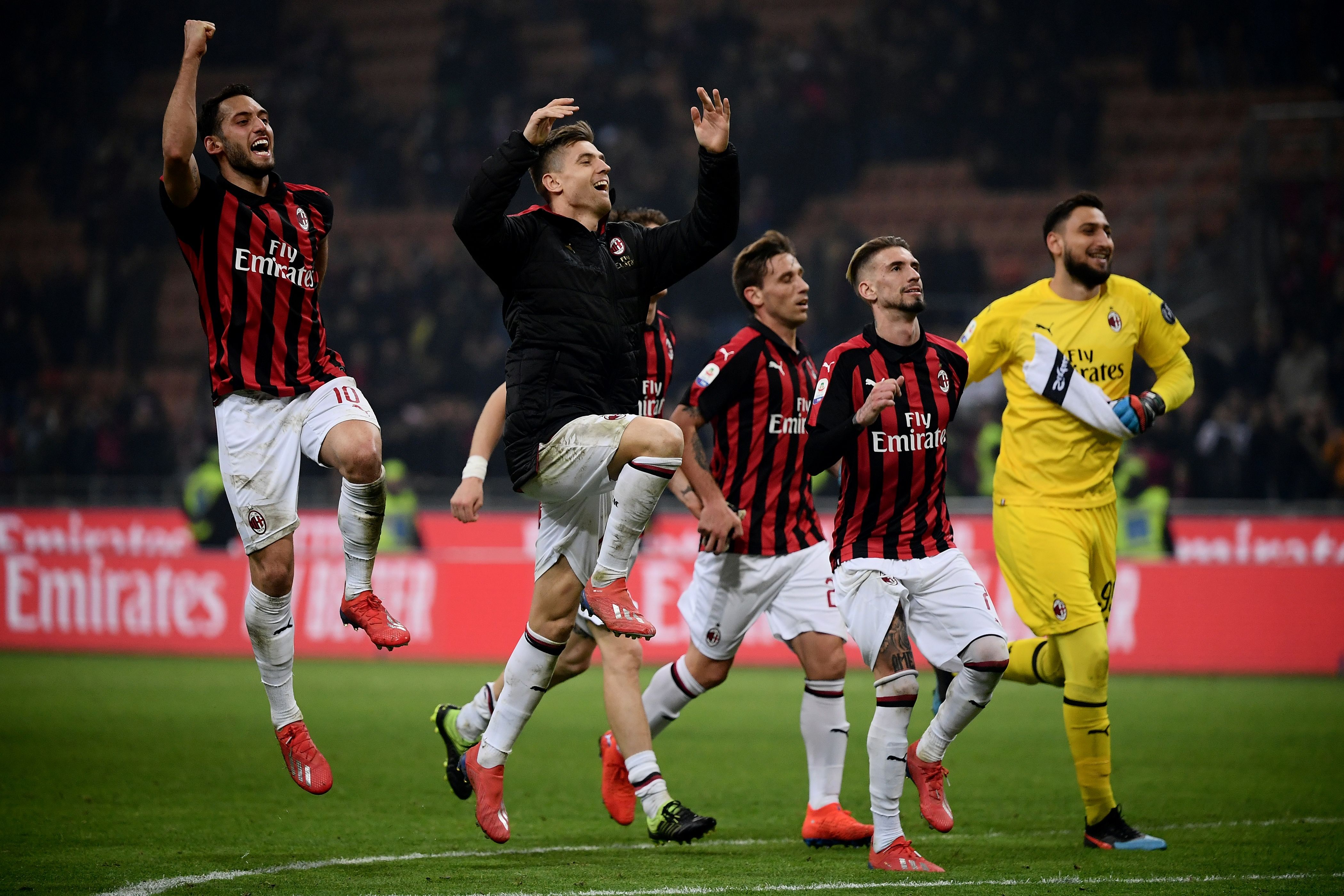 Los jugadores del AC Milan festejaron al final del partido. (Foto Prensa Libre: AFP)