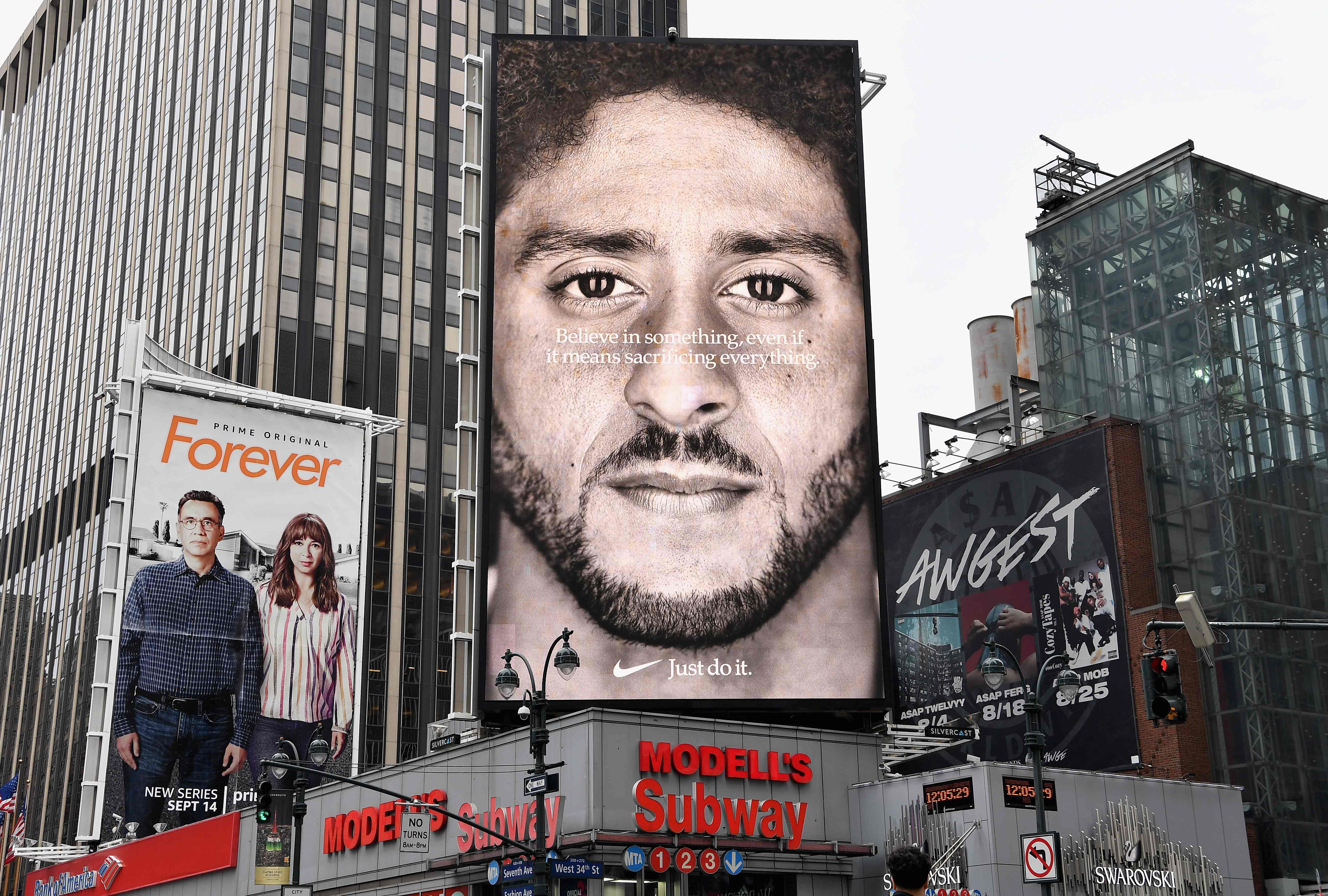 Colin Kaepernick ha sido protagonista de una de las grandes controversias en la NFL. (Foto Prensa Libre: AFP)