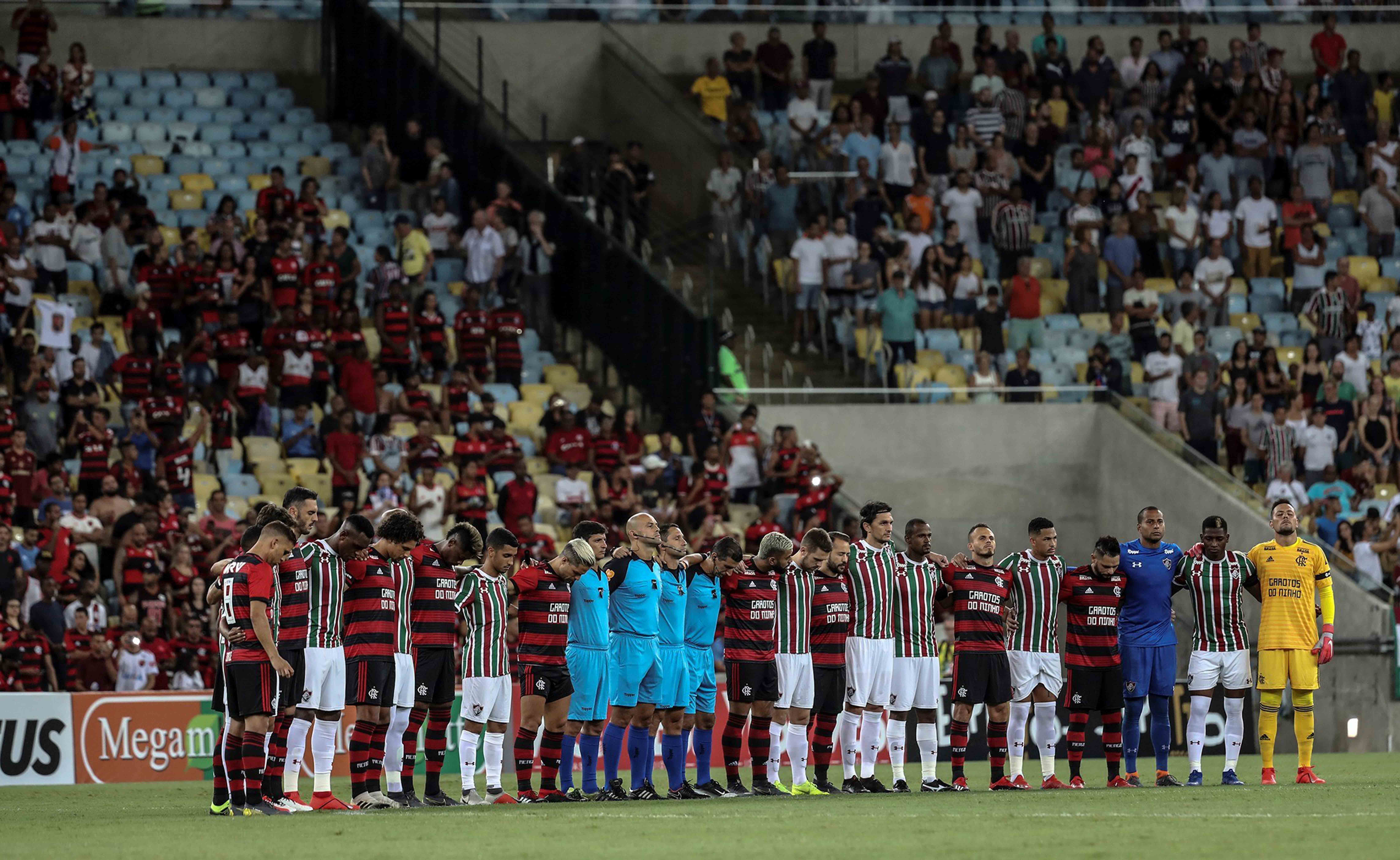 Jugadores de Flamengo y Fluminense guardaron un minuto de silencio en honor a los niños víctimas de un incendio en una de las sedes del club Flamengo. (Foto Prensa Libre: EFE)