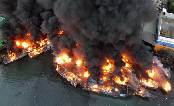 Una vista aérea muestra los barcos de pesca que se queman en el puerto de Muara Baru en Yakarta, Indonesia. EFE