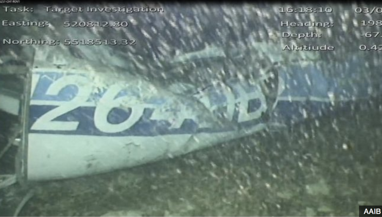  Las autoridades hicieron pública esta imagen de los restos del avión en el fondo del Canal de la Mancha. AAIB.
