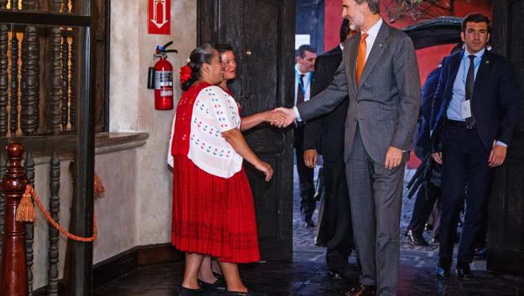 El Rey Felipe VI cuando ingresó a Porta Hotel, en Antigua Guatemala. (Foto Prensa Libre: Cortesía)