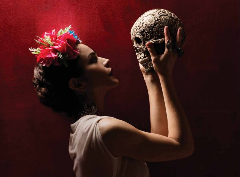 La actriz Flora Martínez protagoniza el monólogo musical "Frida Libre". (Foto Prensa Libre: cortesía)